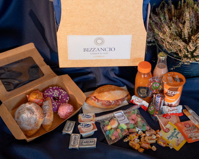 Basic Box Bizzancio con productos de la caja dispuestos en la mesa, perfecta para desayunos a domicilio gourmet o regalos especiales.