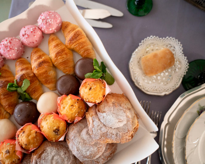 Bandeja Bollería Dulce de Bizzancio presentada sobre mesa, ideal para desayunos a domicilio gourmet y coffee breaks