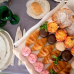 Detalle de la Bandeja Bollería Dulce de Bizzancio con dulces, ideal para desayunos a domicilio o celebraciones especiales.