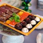 Detalle de la bandeja de postres de Bizzancio en mesa de comedor, mostrando dulces artesanales y presentación gourmet para desayunos a domicilio.