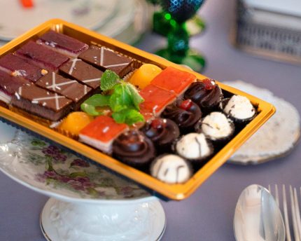 Detalle de la bandeja de postres de Bizzancio en mesa de comedor, mostrando dulces artesanales y presentación gourmet para desayunos a domicilio.