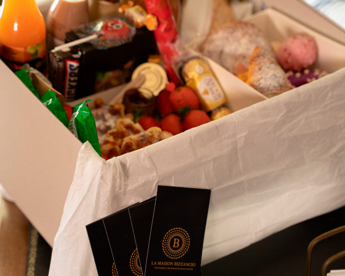 Pedestal Box Todo Dulce Bizzancio en oficina, mostrando su presentación elegante y productos selectos, ideal para desayunos a domicilio en empresa.