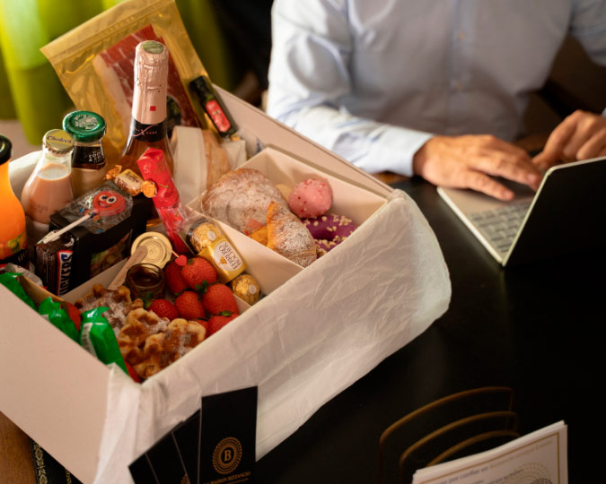 Detalle de la Pedestal Box Todo Dulce Bizzancio con repostería y bebidas, perfecta como desayuno a domicilio gourmet para empresas.