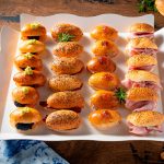 Presentación de la Bandeja de Mediasnoches Gourmet Bizzancio con pan artesanal y rellenos premium, cuidados bocados para un desayuno o comida a domicilio gourmet.