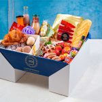 Pedestal Box Bizzancio presentada con su variedad de bollería gourmet, embutidos y bebidas, perfecta para desayunos a domicilio o regalos especiales.