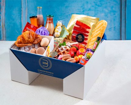 Pedestal Box Bizzancio presentada con su variedad de bollería gourmet, embutidos y bebidas, perfecta para desayunos a domicilio o regalos especiales.