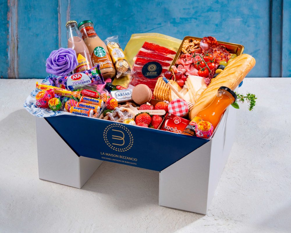 Pedestal Box Todo Salado Bizzancio con bandeja de ibéricos, quesos y panes artesanos, ideal como desayuno a domicilio.