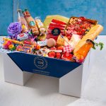 Pedestal Box Todo Salado Bizzancio con bandeja de ibéricos, quesos y panes artesanos, ideal como desayuno a domicilio.