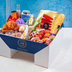 Pedestal Kids de Bizzancio con bollería gourmet, embutidos, bebidas dulces y decoración festiva, perfecta para desayuno a domicilio.