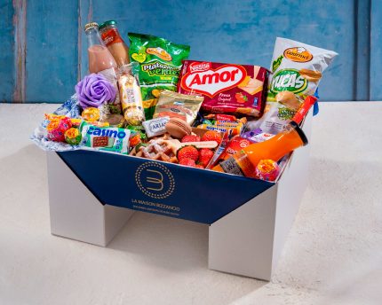 Vista de la Pedestal Latina de Bizzancio con productos seleccionados y presentación cuidada, perfecta para desayunos a domicilio o regalos especiales.