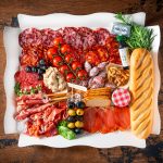 Tabla de Ibéricos Bizzancio con jamón, lomo, chorizo y salchichón ibéricos en presentación gourmet, ideal como desayuno a domicilio.