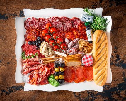 Tabla de Ibéricos Bizzancio con jamón, lomo, chorizo y salchichón ibéricos en presentación gourmet, ideal como desayuno a domicilio.